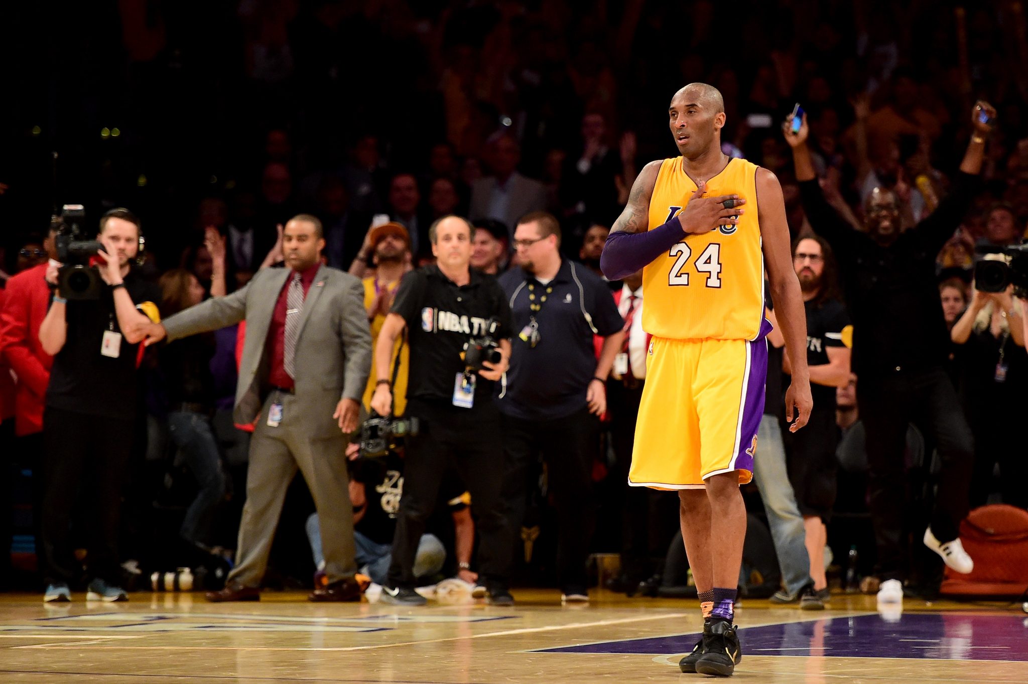 Um Ano Sem Kobe Dolos Do Esporte Homenageiam Camisa Dos Lakers