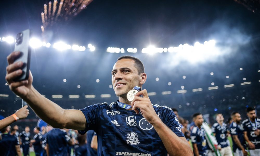 Rômulo enaltece despedida do Cruzeiro e fala sobre futuro