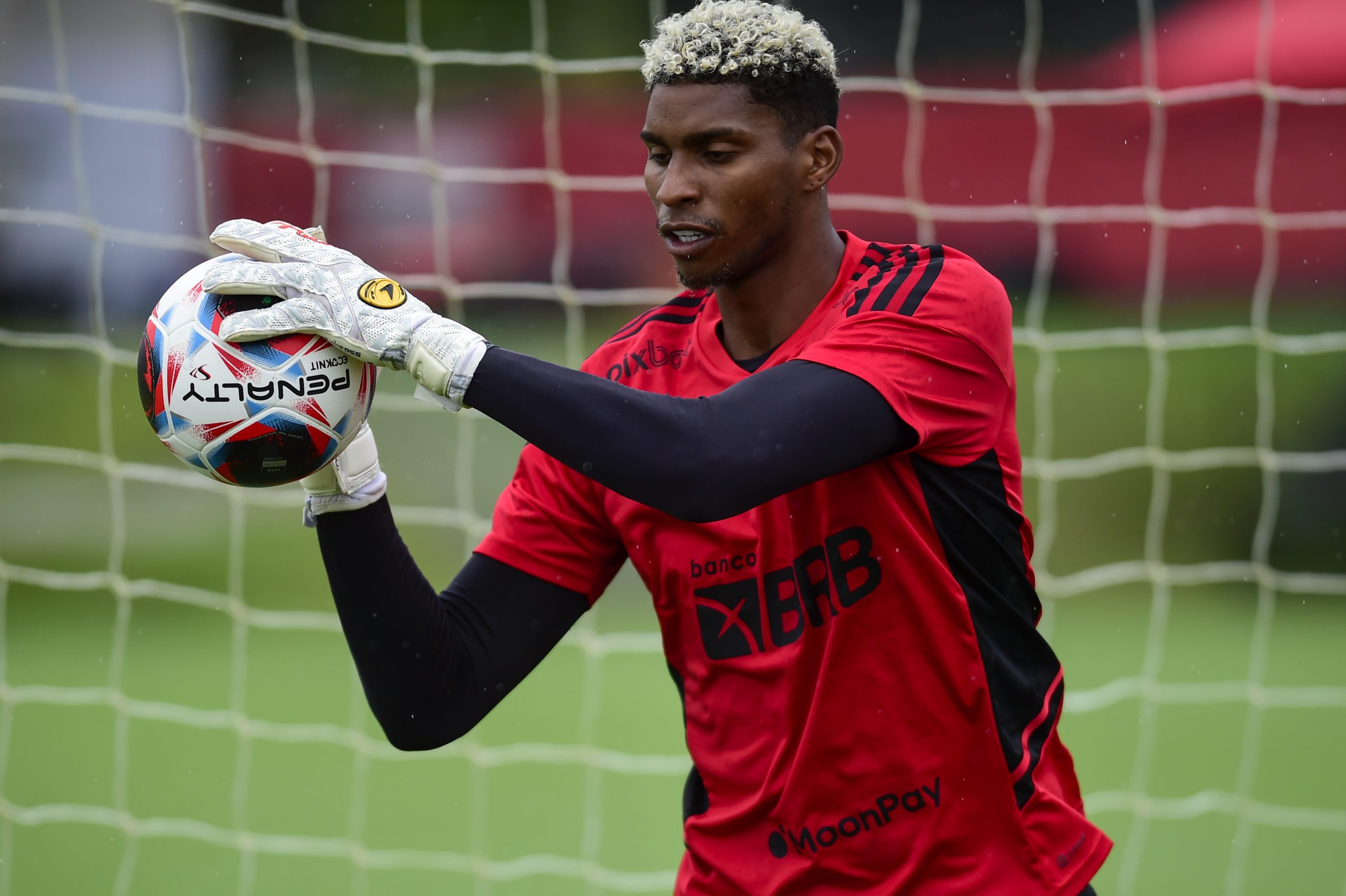 Benfica Inicia Conversas O Flamengo Para Contratar O Goleiro Hugo