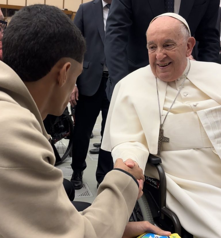 Luva De Pedreiro Encontra Papa E Pergunta Messi Ou Ronaldo