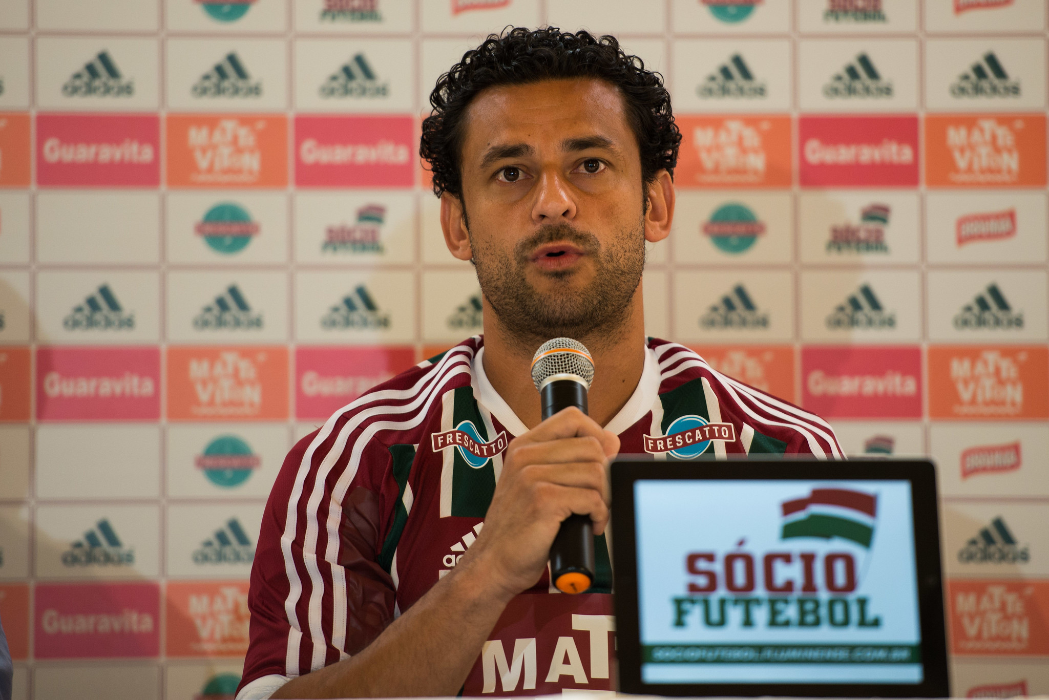Fred discursa na sua coletiva de renovação contratual, em 2015. Foto: Bruno Haddad/Fluminense