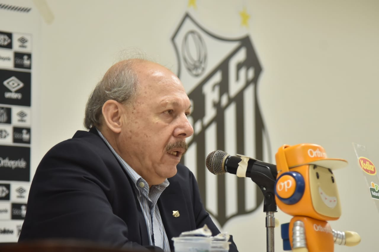 José Carlos Peres realiza reuniões por videochamada no Santos