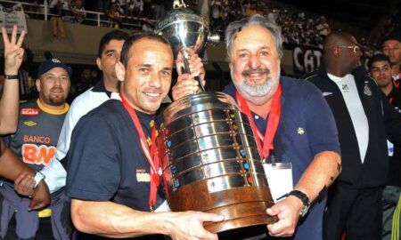 Léo segura a taça ao lado do ex-presidente Luis Álvaro Ribeiro