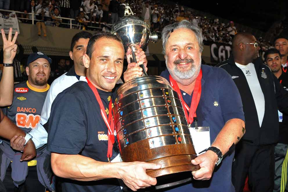 Léo segura a taça ao lado do ex-presidente Luis Álvaro Ribeiro
