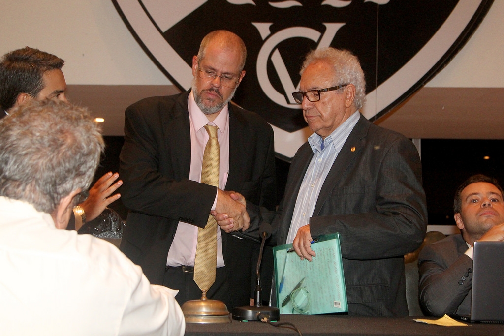 Roberto Monteiro aperta mão de Faues Jassus, o Mussa, presidente da Assembleia Geral do Vasco (FOTO: Paulo Fernandes/Vasco)