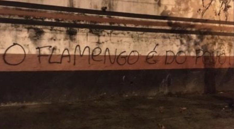 Muros da sede do Flamengo, na Gávea, foram pichados após cobrança por transmissão. (Foto: Super Rádio Tupi)