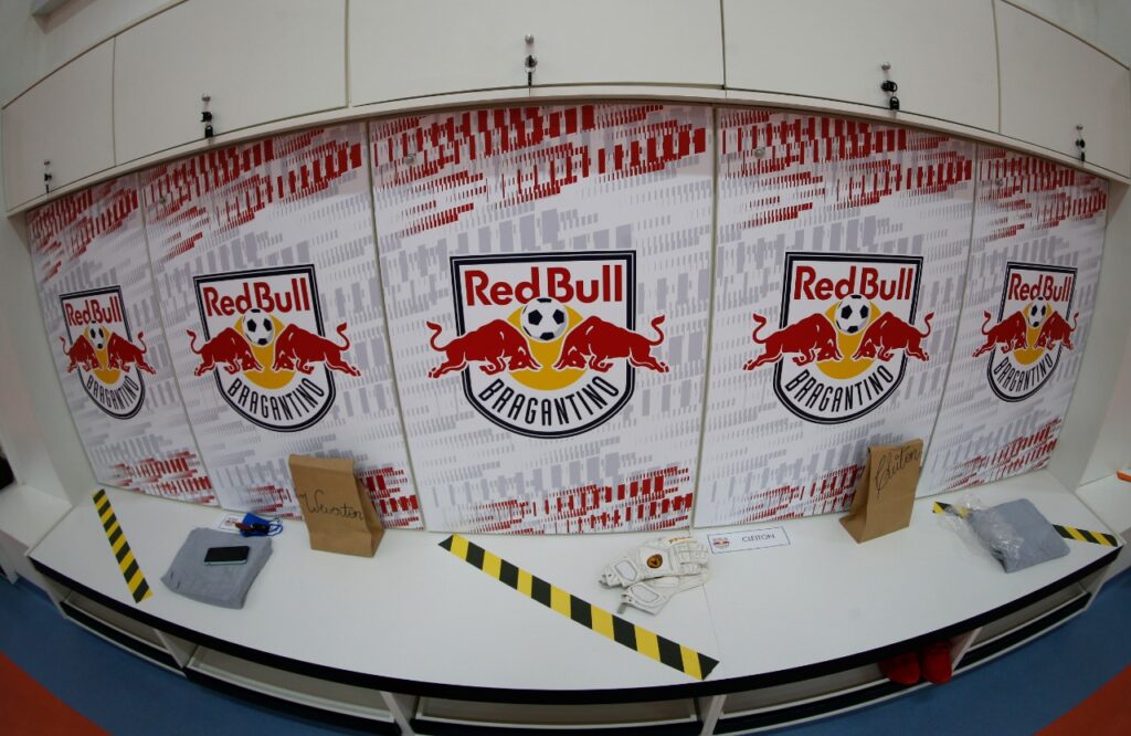 Vestiário do Red Bull Bragantino com distanciamento entre jogadores