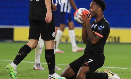 Sterling comemora um de seus três gols (Foto: Divulgação/ Premier League)