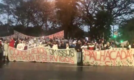 Protesto de torcedores do São Paulo em frente ao Morumbi. Fernando Diniz e diretores foram os alvos