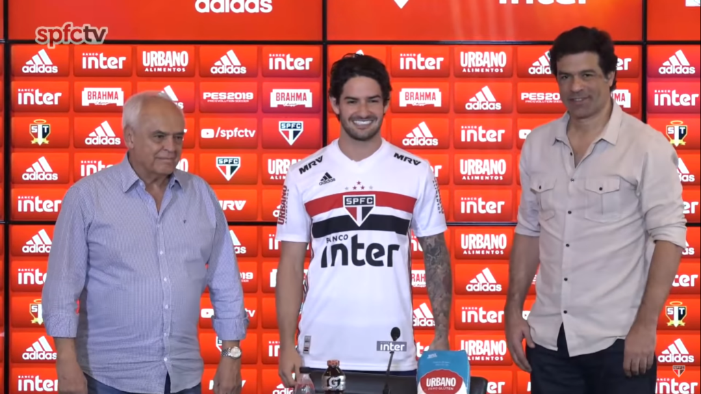 Apresentado no São Paulo, Pato quebra protocolo antes de vestir a