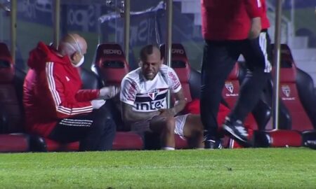 Daniel Alves sofre fratura no braço e desfalca o São Paulo por tempo indeterminado. Ele recebeu atendimento no banco de reservas e foi encaminhado ao hospital.