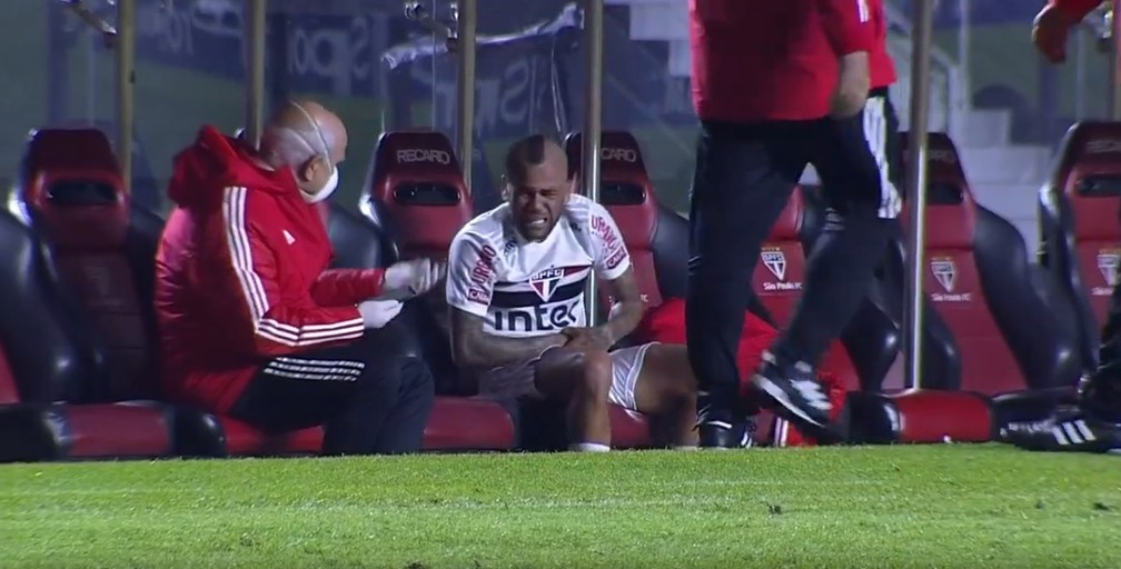 Daniel Alves sofre fratura no braço e desfalca o São Paulo por tempo indeterminado. Ele recebeu atendimento no banco de reservas e foi encaminhado ao hospital.