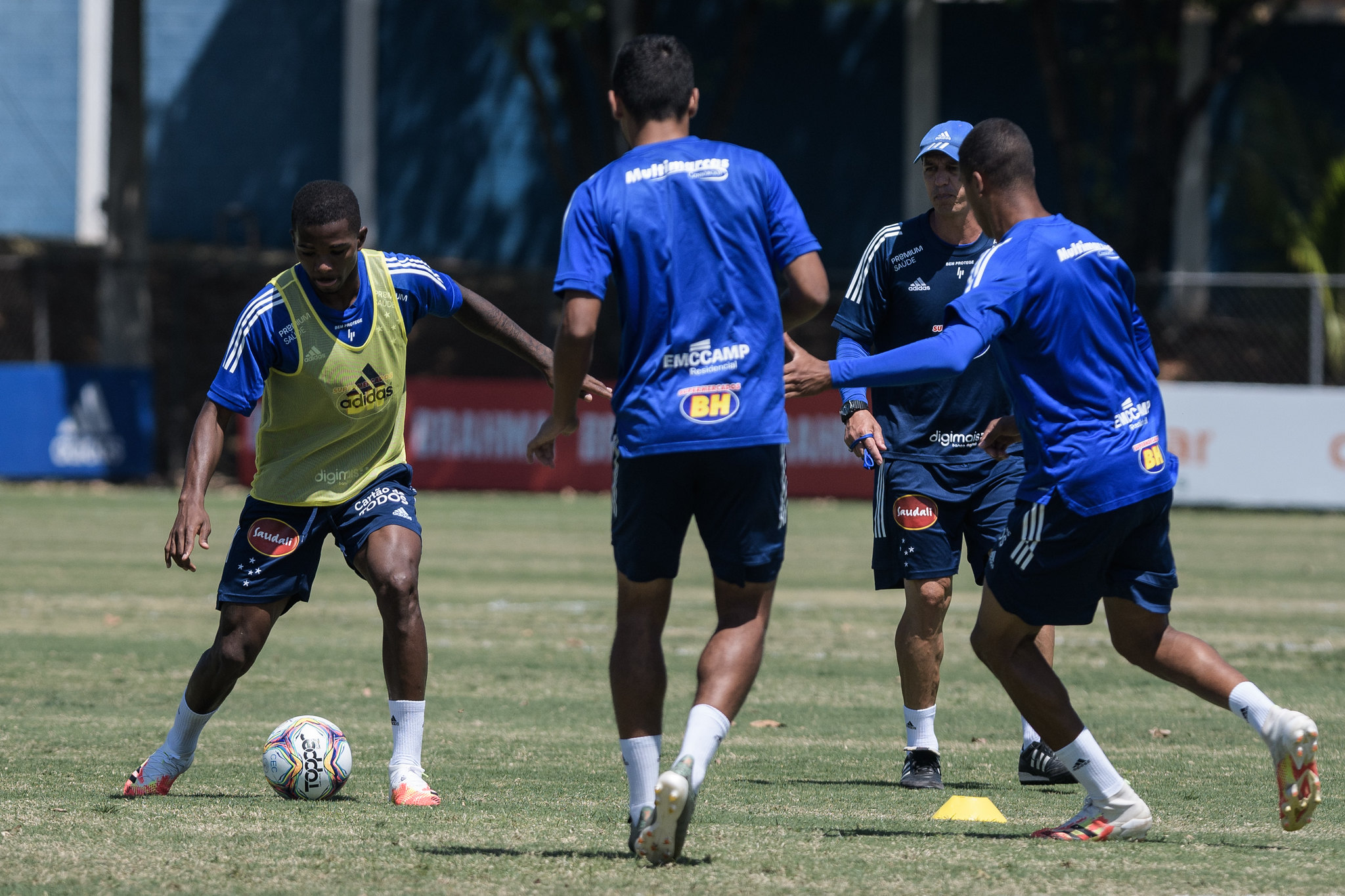 Com Rafael Luiz na lateral-direita, Ney Franco prepara o time para jogo contra o CSA