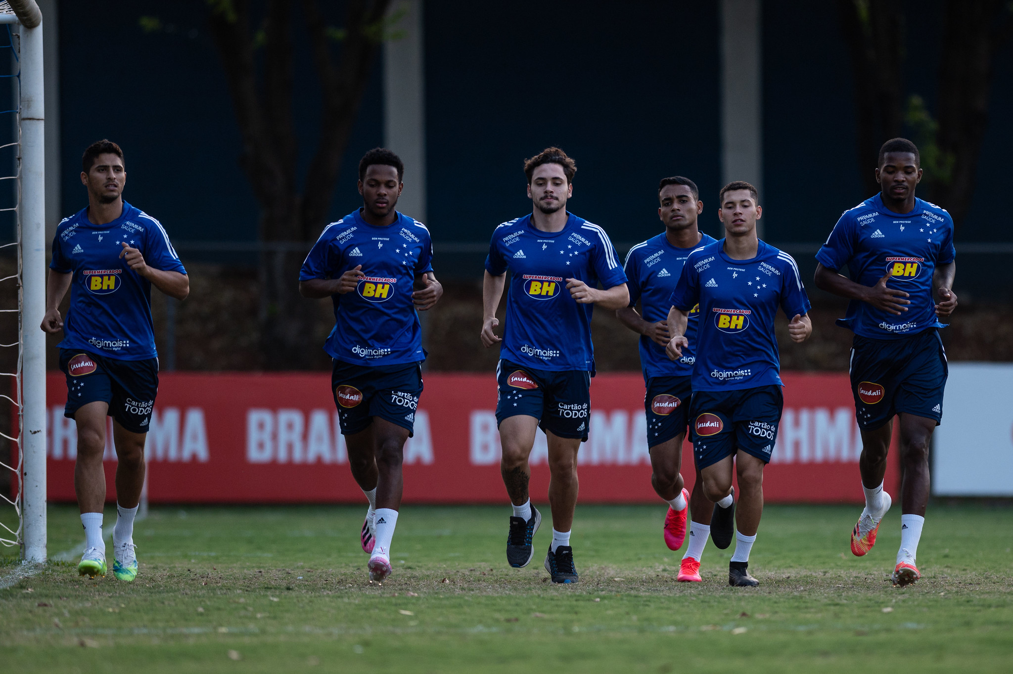 Cruzeiro precisa vencer os dois próximos jogos para seguir rumo ao acesso, aponta estudo