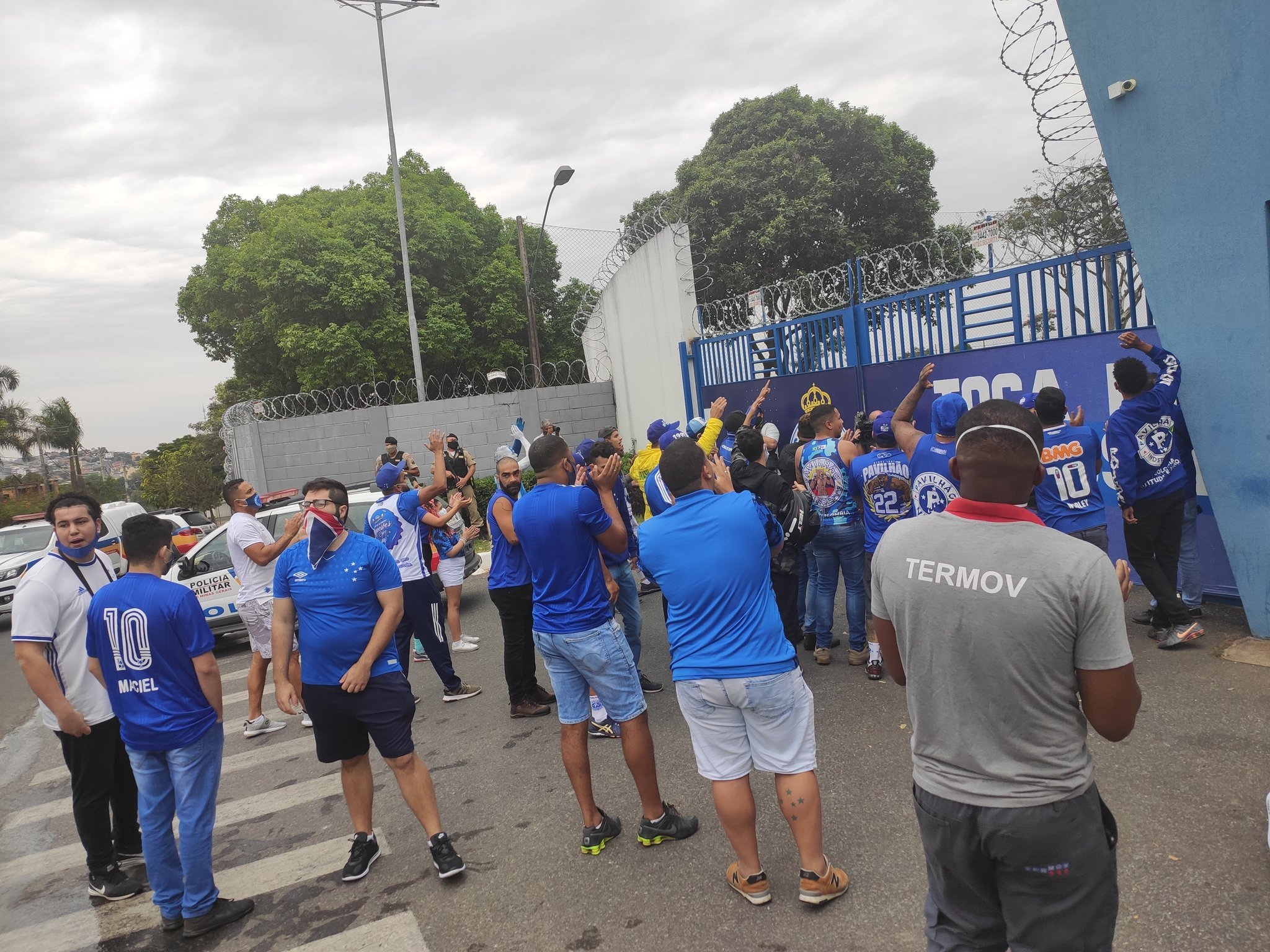 Torcida do Cruzeiro protesta em frente à Toca II: 'novo Cruzeiro é só caô'