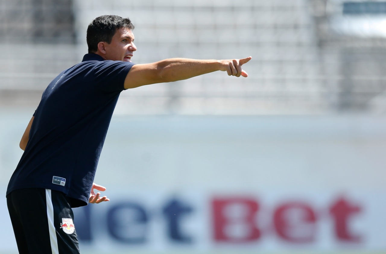 Maurício Barbieri técnico do Red Bull Bragantino, comandando o time contra o Palmeiras