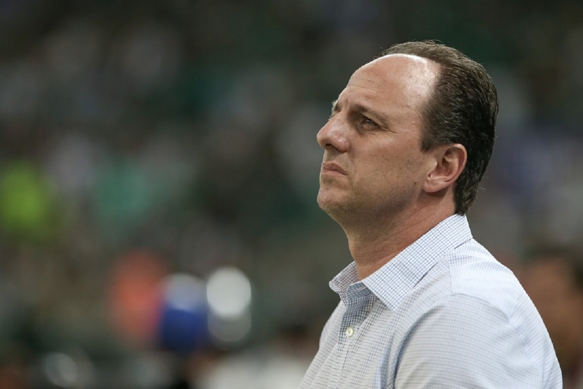 Cruzeiro procura Rogério Ceni para negociar dívida após técnico dizer que "pagou para trabalhar"