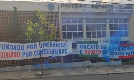 Torcida do Cruzeiro espalha faixas de protesto por BH neste sábado (19)