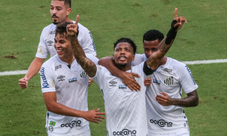 Marinho comemora gol contra o Grêmio (Photo by Alexandre Schneider/Getty Images)