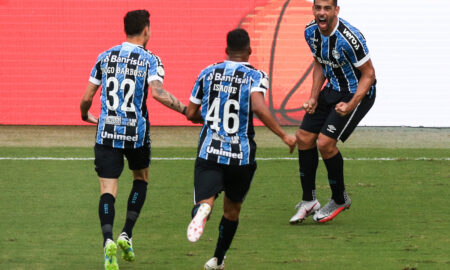 Diego Souza comemora gol (Photo by Alexandre Schneider/Getty Images)