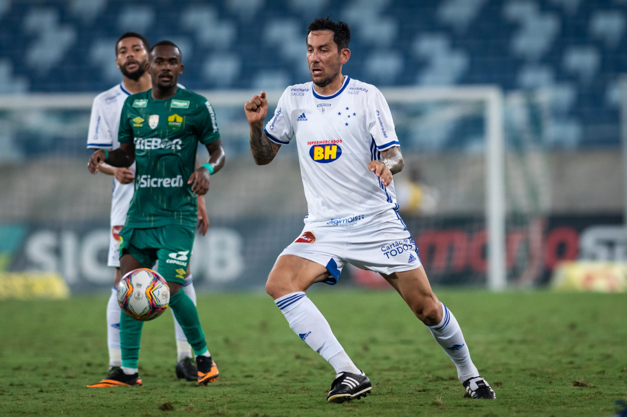 Ex-Cruzeiro, Ariel Cabral é anunciado por clube uruguaio