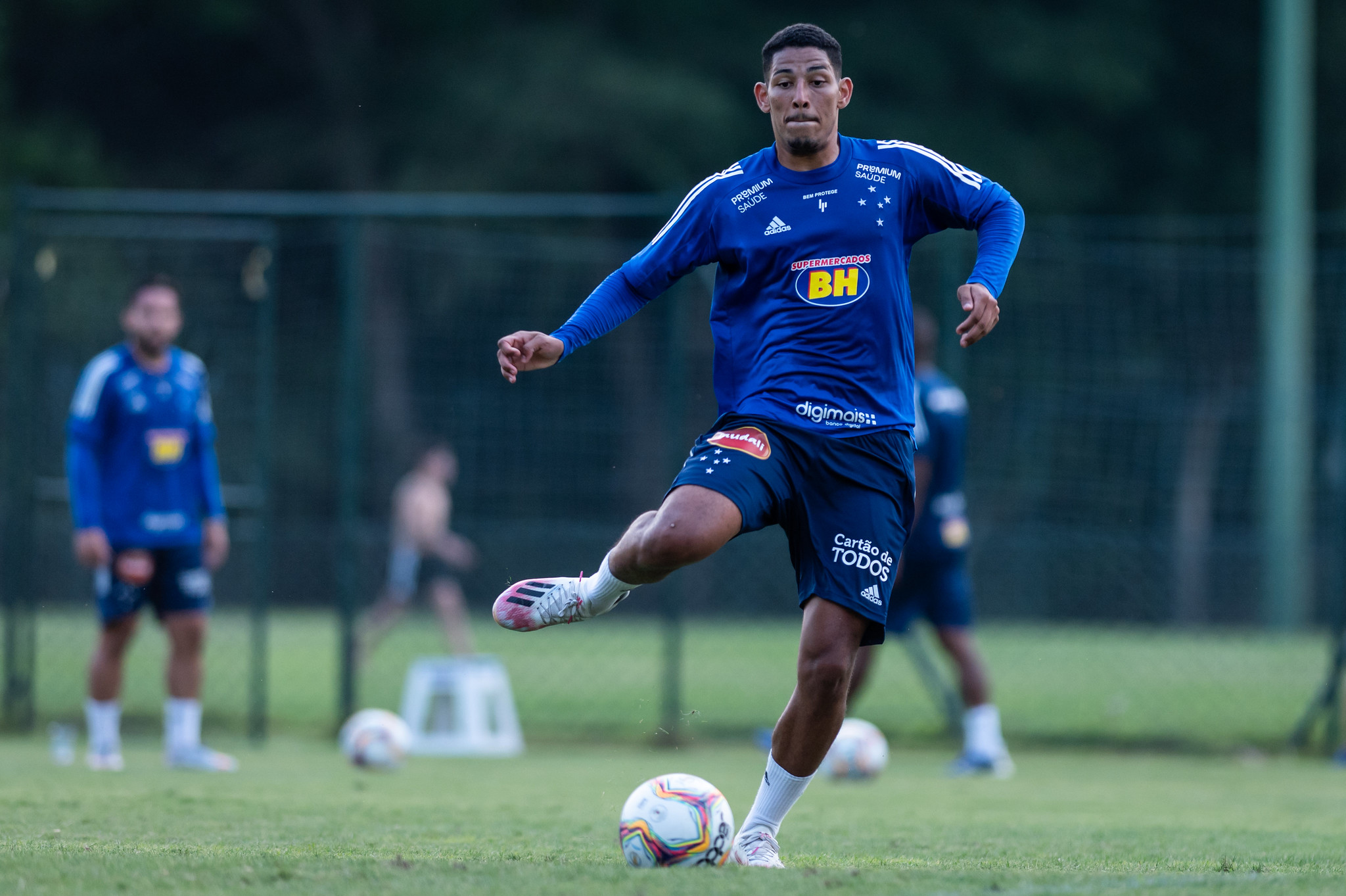 Sem oportunidades no Cruzeiro, Zé Eduardo é procurado pelo América-RN