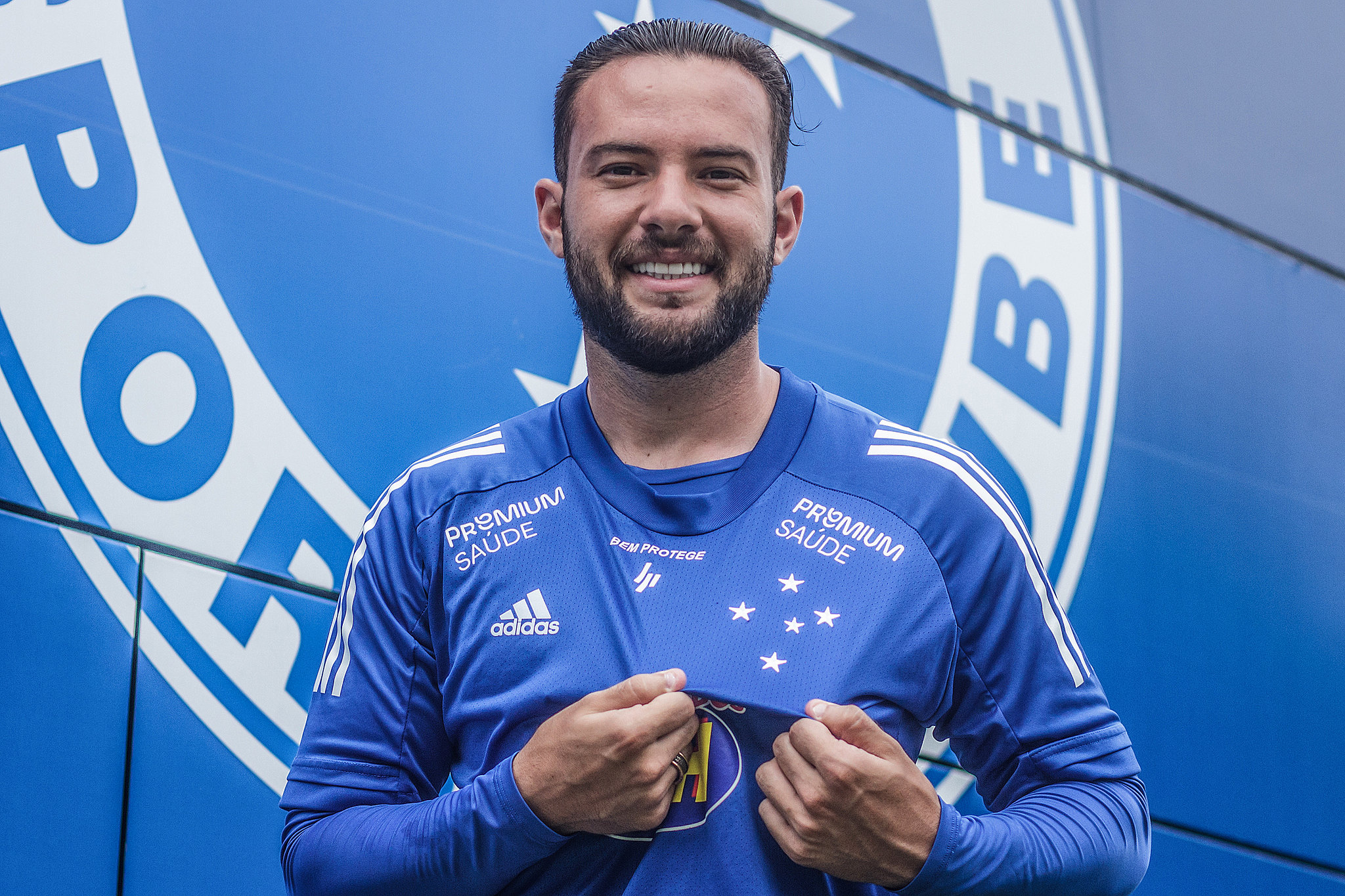 Com experiência na Série B, Giovanni projeta acesso e futuro no Cruzeiro: 'Quero ficar na história com títulos'