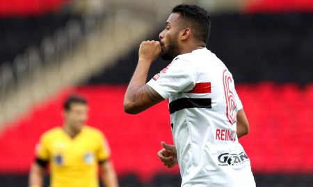 Reinaldo comemora após gol de pênalti anotado diante do Flamengo