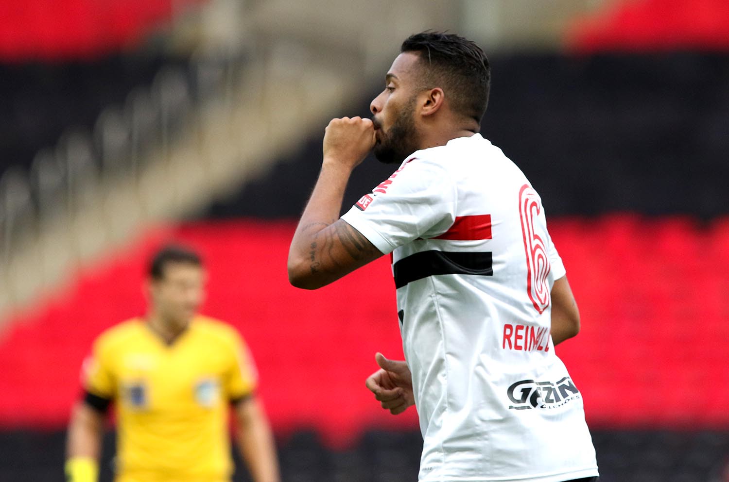 Reinaldo comemora após gol de pênalti anotado diante do Flamengo