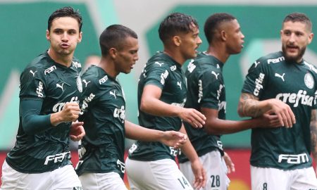 Raphael Veiga comemora gol pelo Palmeiras