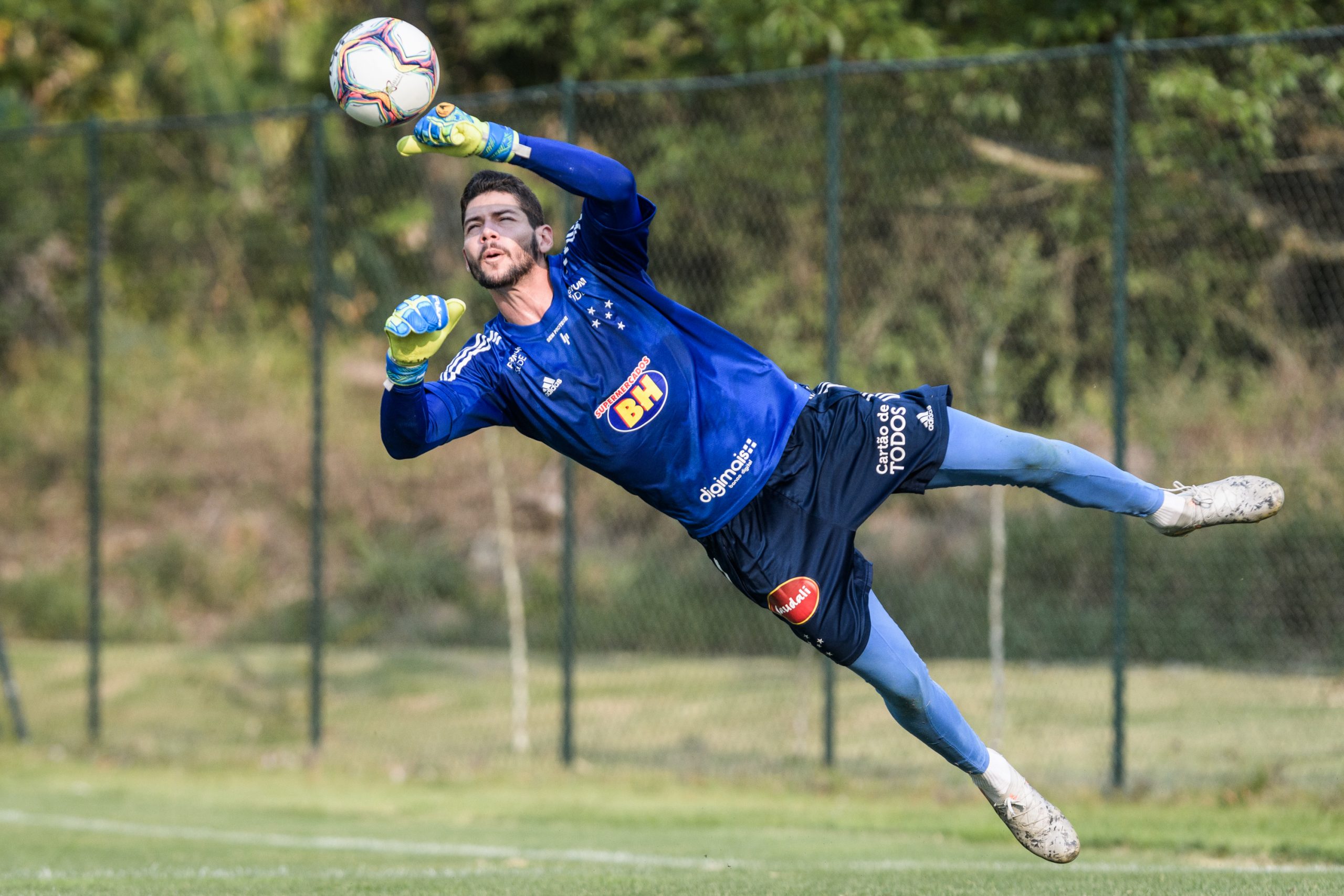 Goleiro Lucas França chega por empréstimo ao Guarani - Lance!