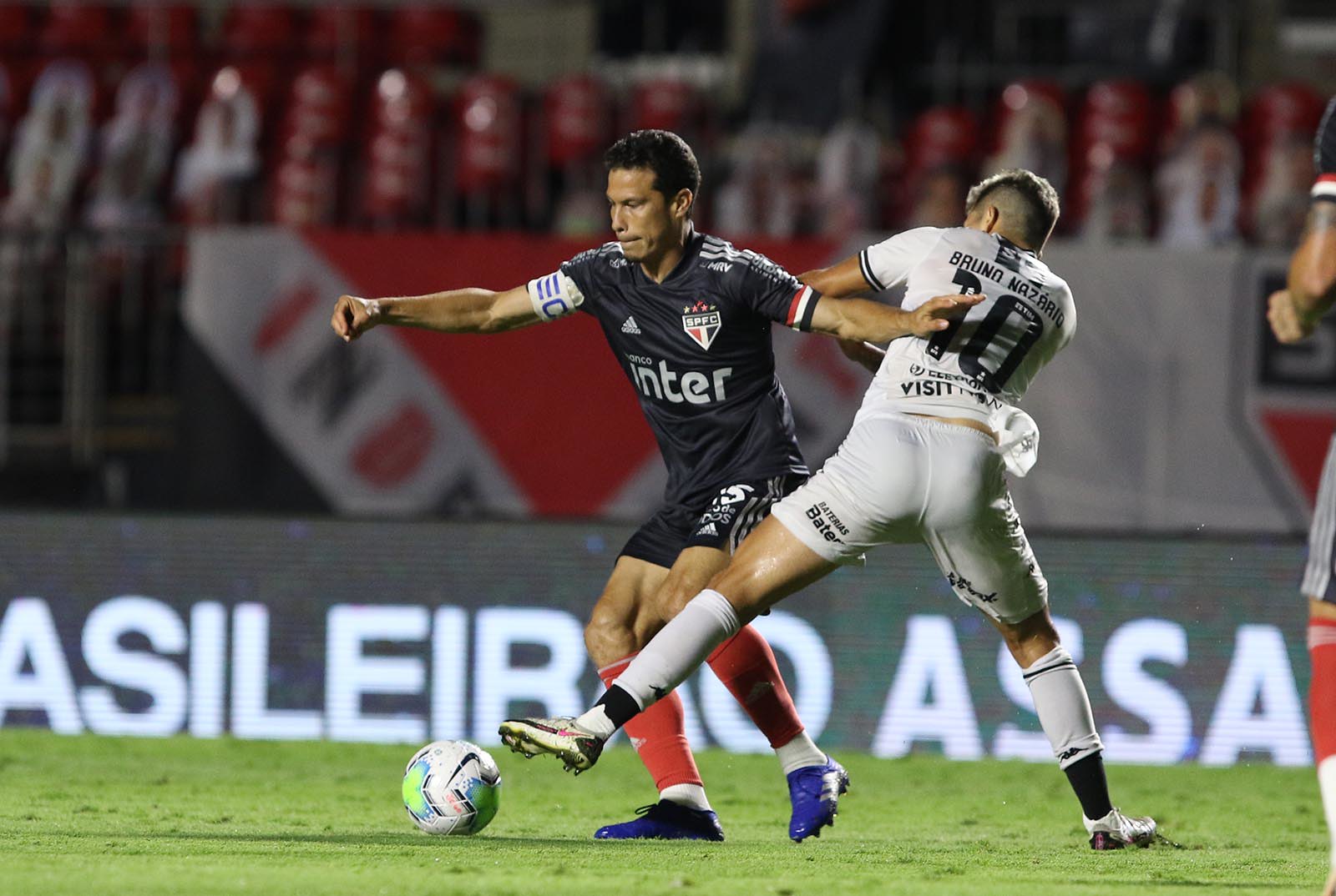 São Paulo enfrenta Corinthians buscando aumentar diferença no topo da tabela