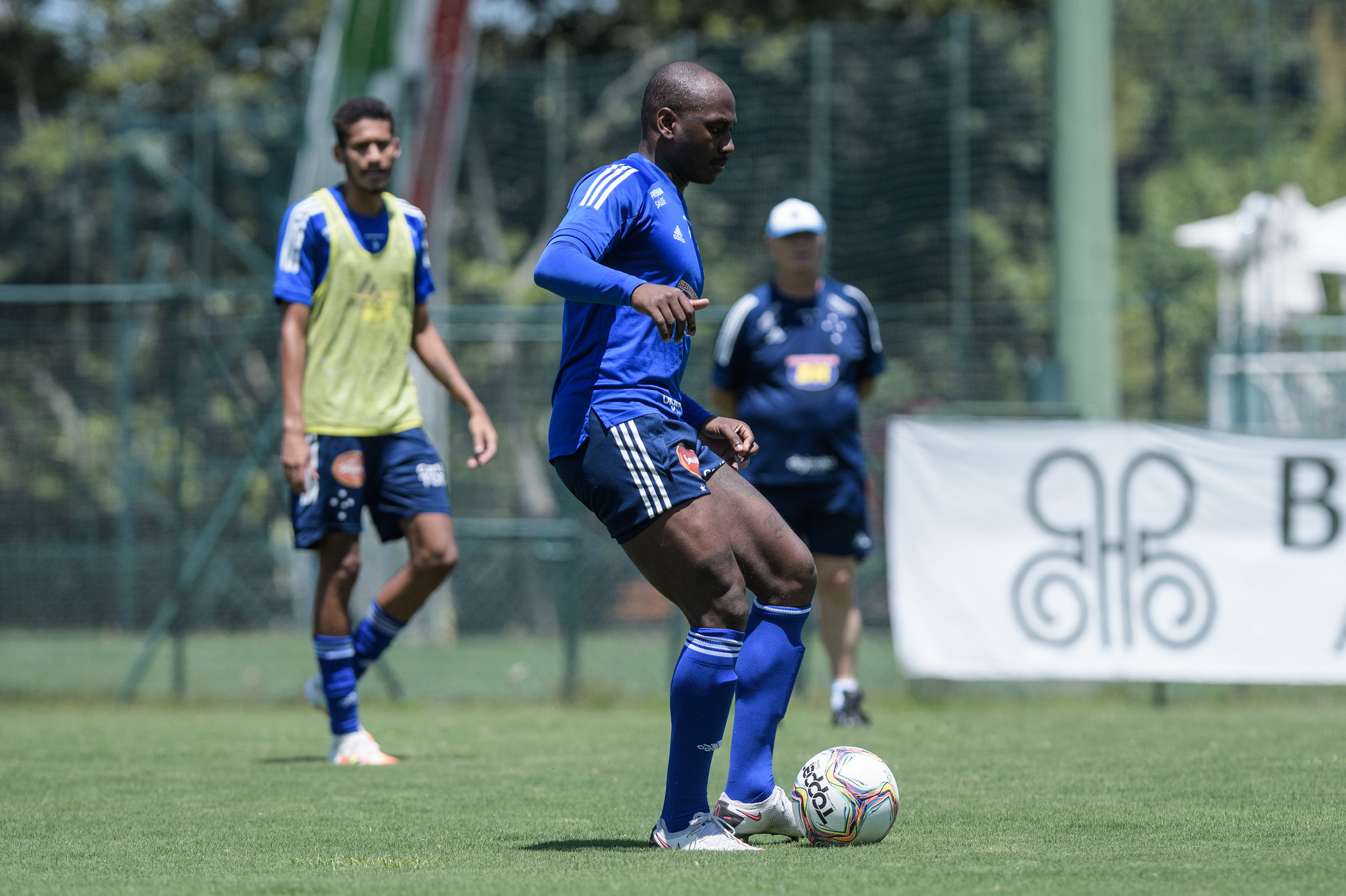 Permanência na Série B pode gerar reformulação drástica no elenco do Cruzeiro