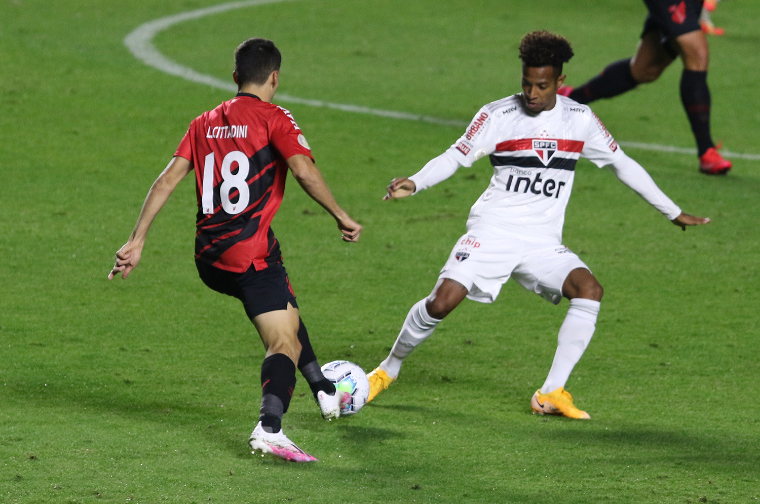 Melhor visitante do Brasileirão, São Paulo encara o Athletico visando se reencontrar com a vitória