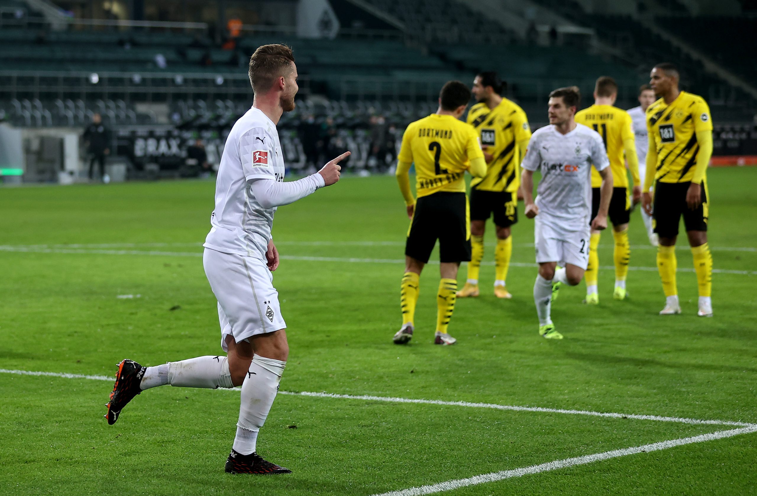No duelo dos Borussias, Mönchengladbach vence o Dortmund em jogo de seis gols (Foto: Lars Baron/Getty Images)