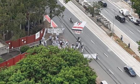 Fora Diniz? Torcedores do São Paulo protestam à frente do CT da Barra Funda