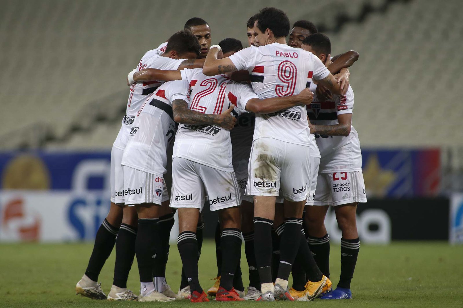 Distante do líder por sete pontos, assegurar vaga direta à Libertadores é obrigação para o São Paulo