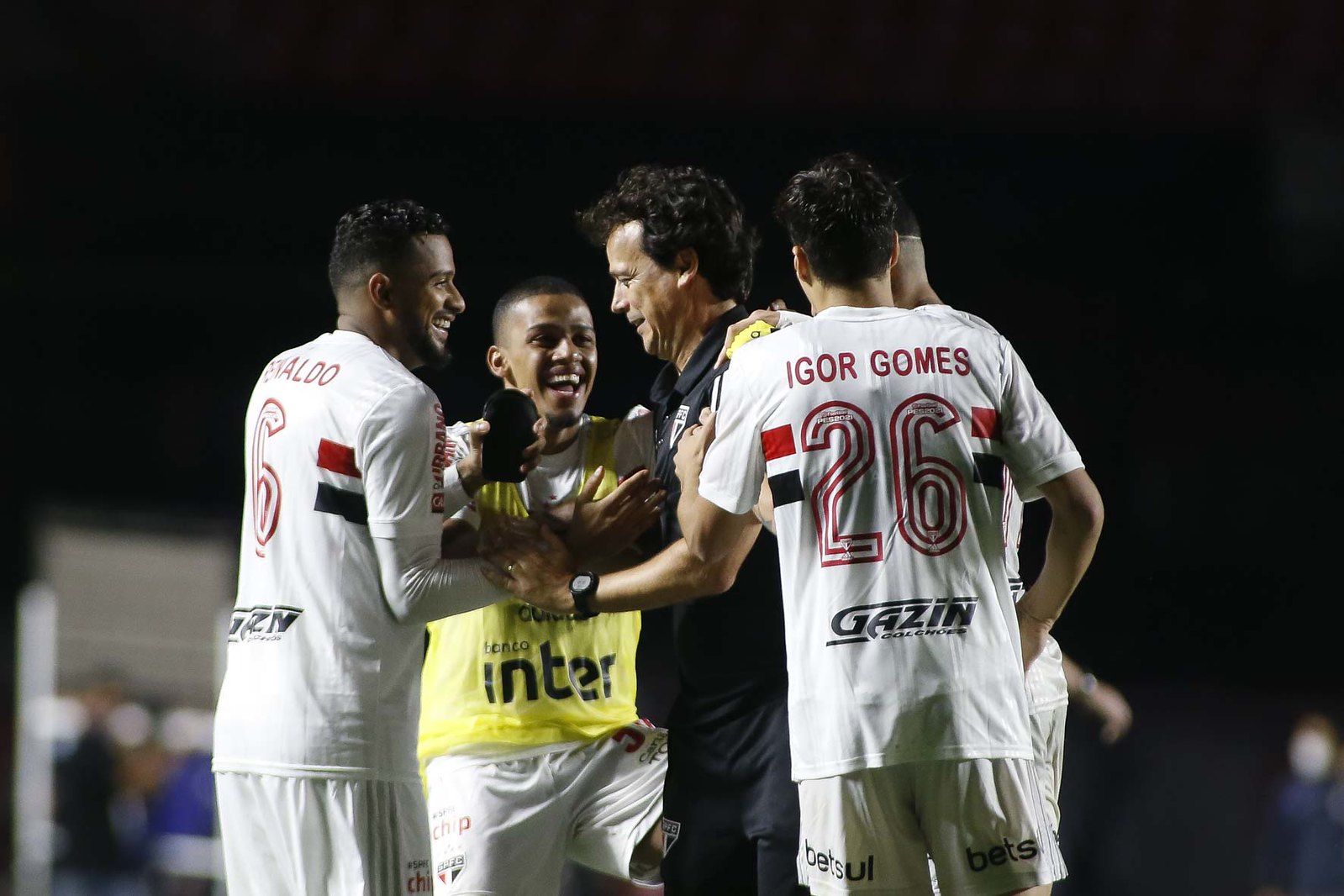 Além do momento de comoção no CT, jogadores do São Paulo se despedem de Diniz nas redes sociais