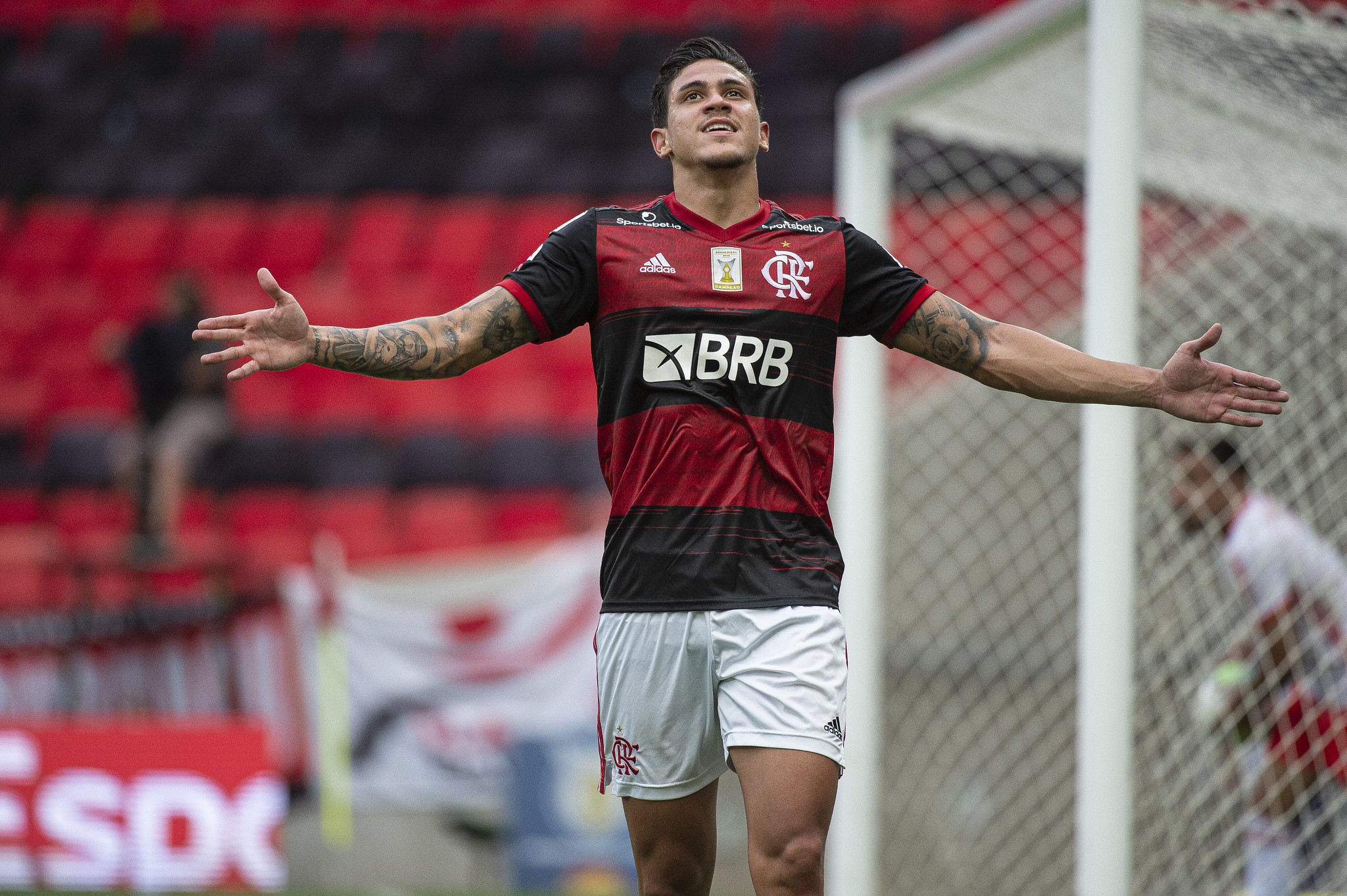 Da arquibancada para o campo, Pedro realiza sonho de criança ao vencer o Campeonato Brasileiro pelo Flamengo