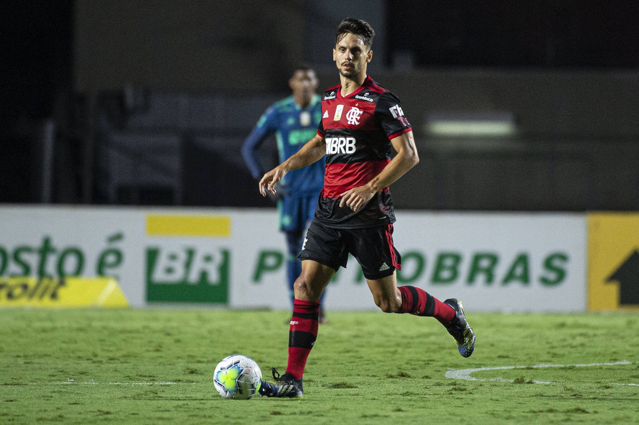 Bicampeão brasileiro pelo Flamengo, Rodrigo Caio comenta volta por cima após lesão e valoriza o grupo pela conquista