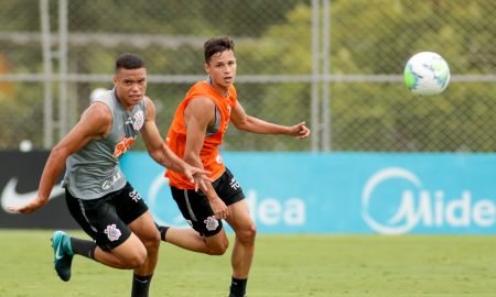 Mandaca e Matheus Araújo durante treino do Corinthians