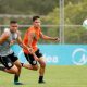 Mandaca e Matheus Araújo durante treino do Corinthians