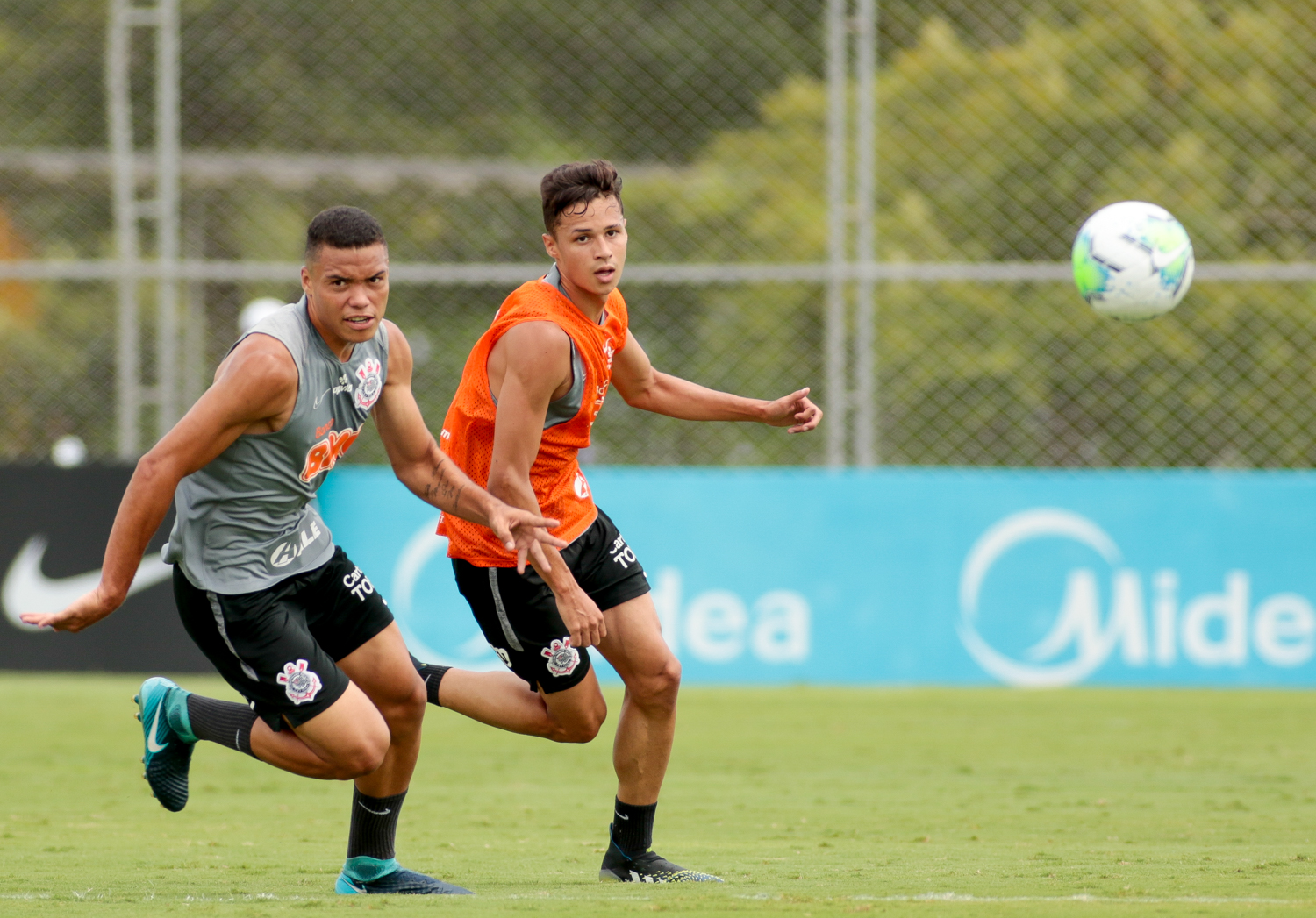 Mandaca e Matheus Araújo durante treino do Corinthians