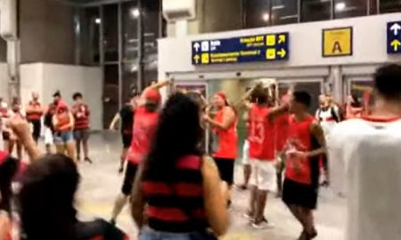 Grupo de torcedores vão até o aeroporto e aguardam a chegada da delegação do Flamengo, campeão brasileiro