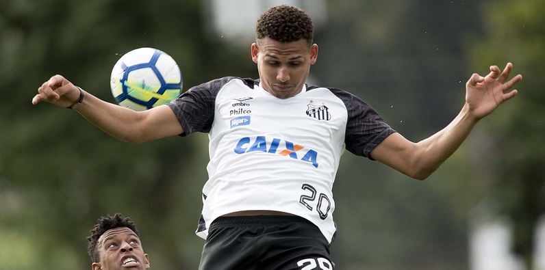 Guarani faz contato com Santos para contratar Felippe Cardoso