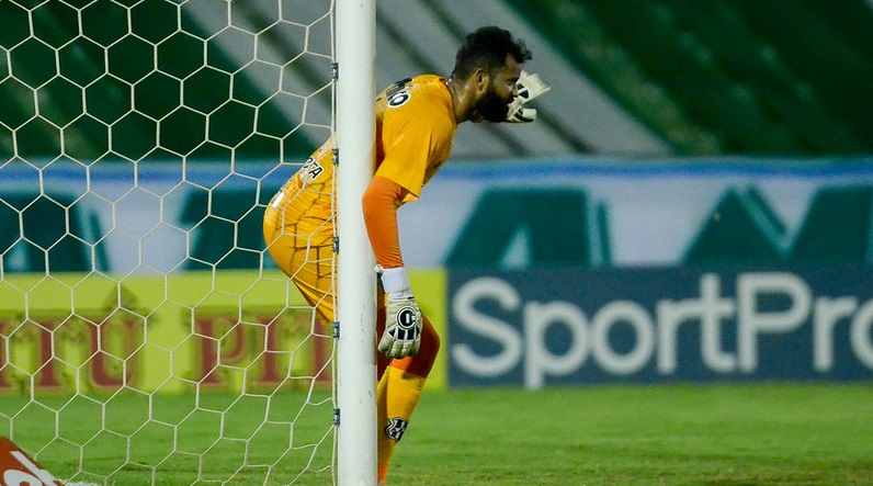 Ygor Vinhas, goleiro da Ponte Preta, lamenta ápice da pandemia