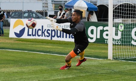 Ponte Preta assina primeiro contrato profissional com o goleiro Gabriel