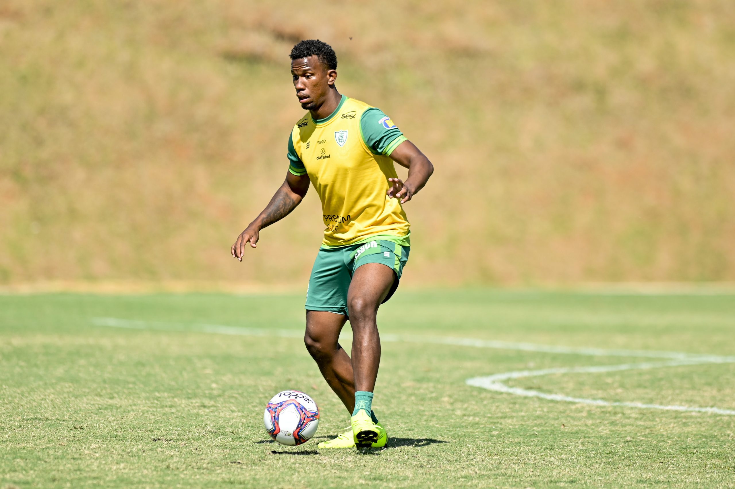 Atenção na parte tática e foco nas bolas paradas, América-MG treina pensando no Mineiro