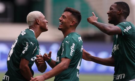 Palmeiras comemorando gol