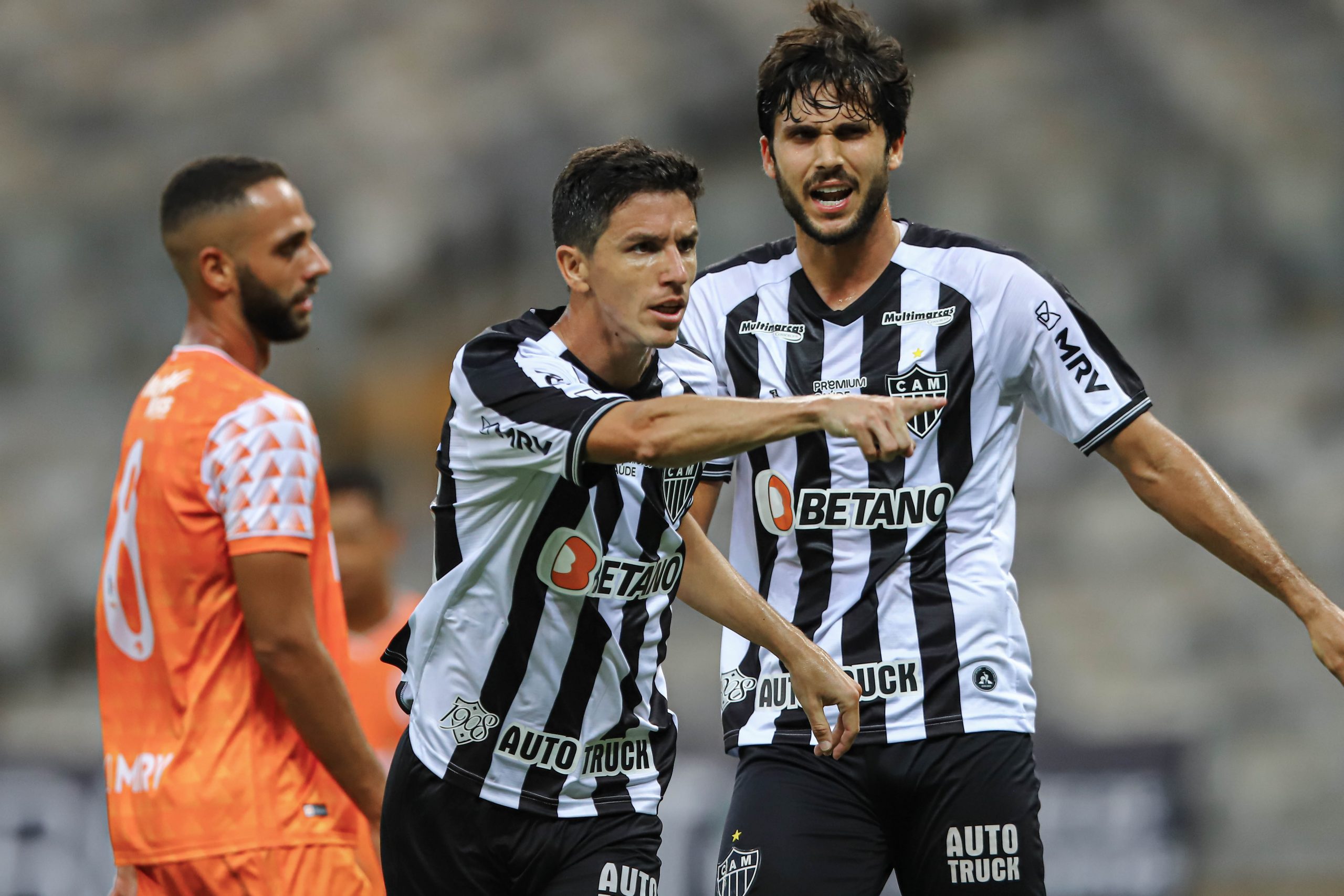 Galo é dominante no início do Mineirão